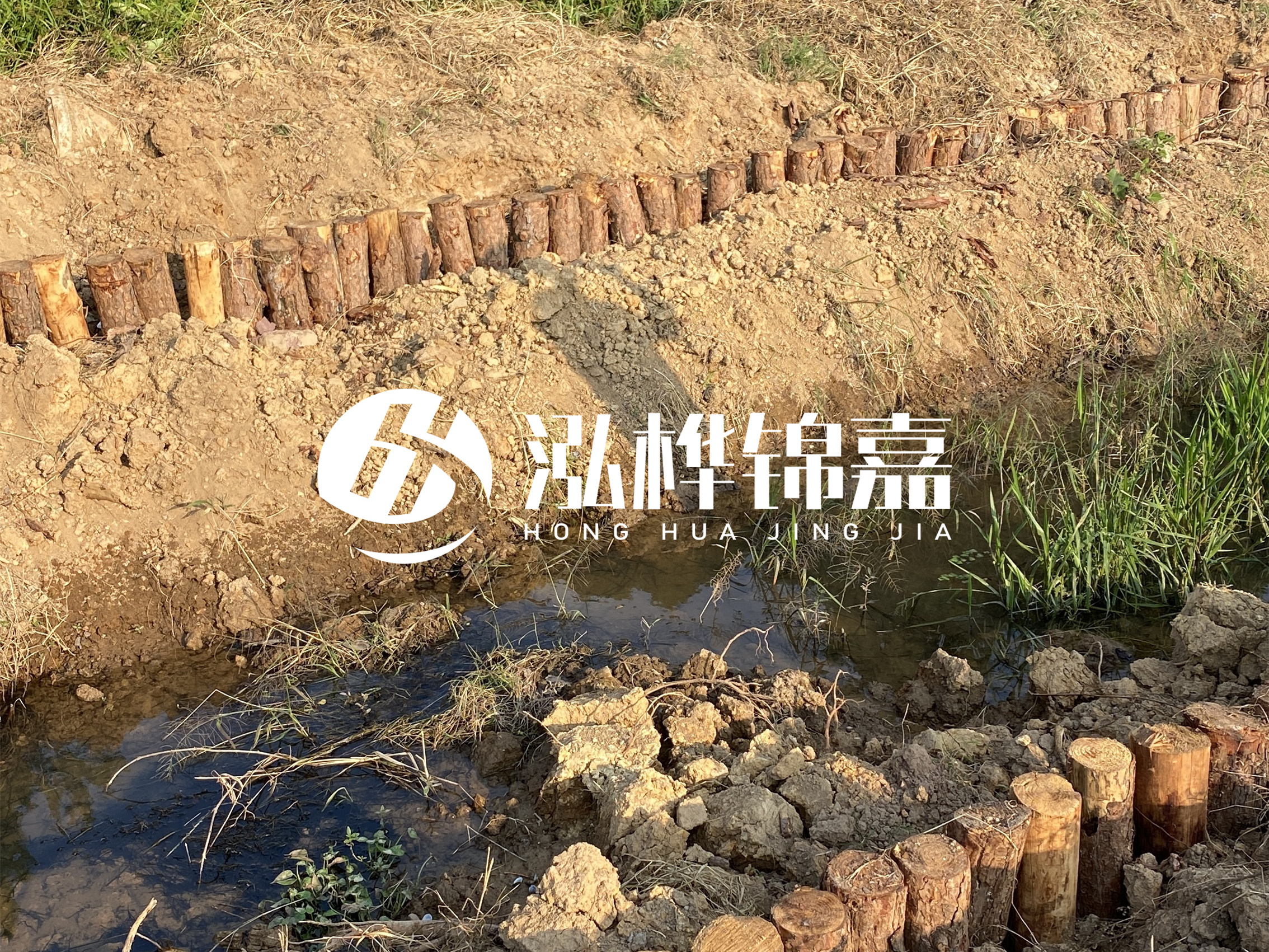 防汛木樁價格中的施工費如何計算？水下打樁和陸地打樁費用差異？