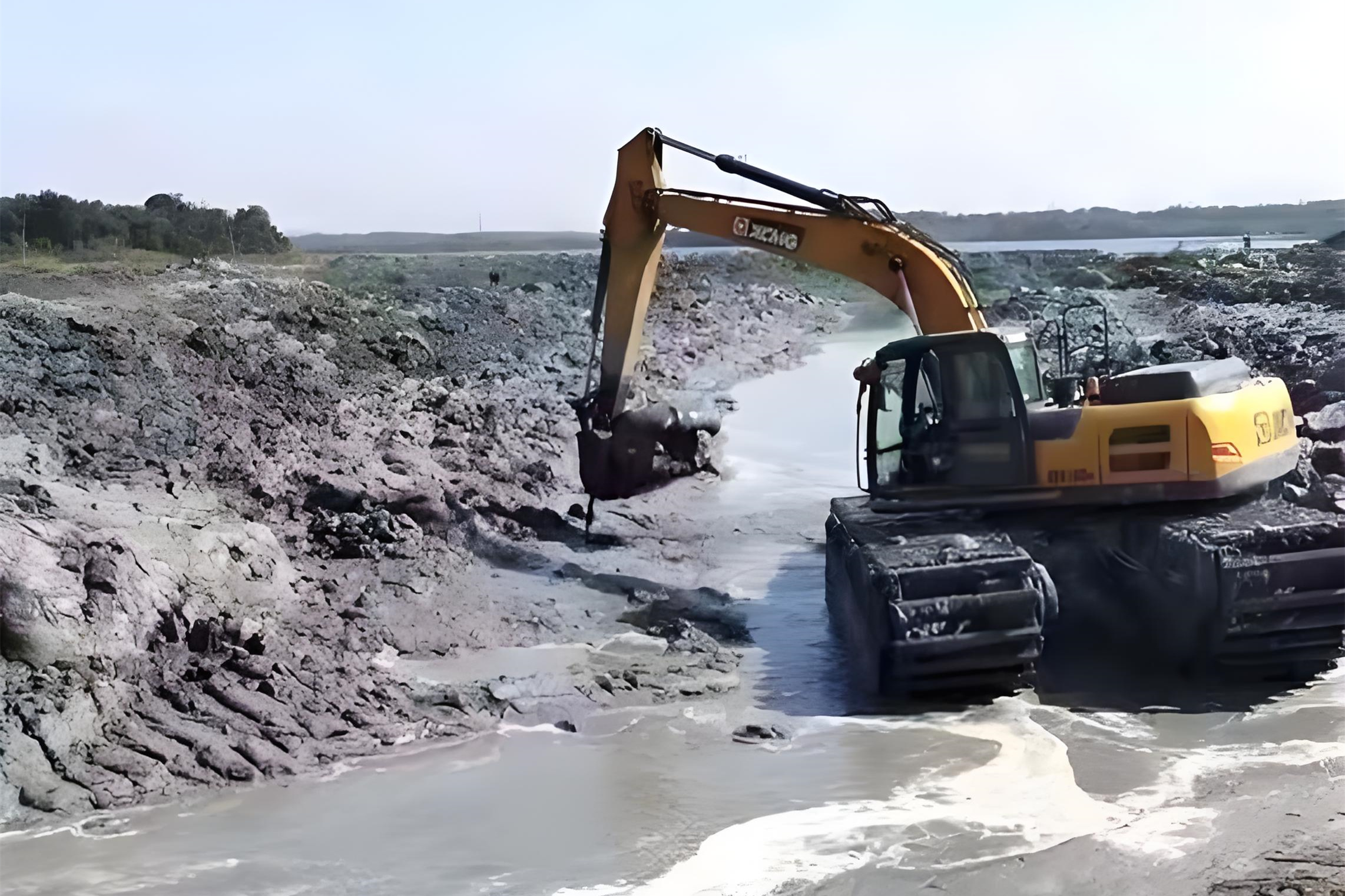 河南水挖清淤團隊泓樺錦嘉-挖淤泥用什么機械好?