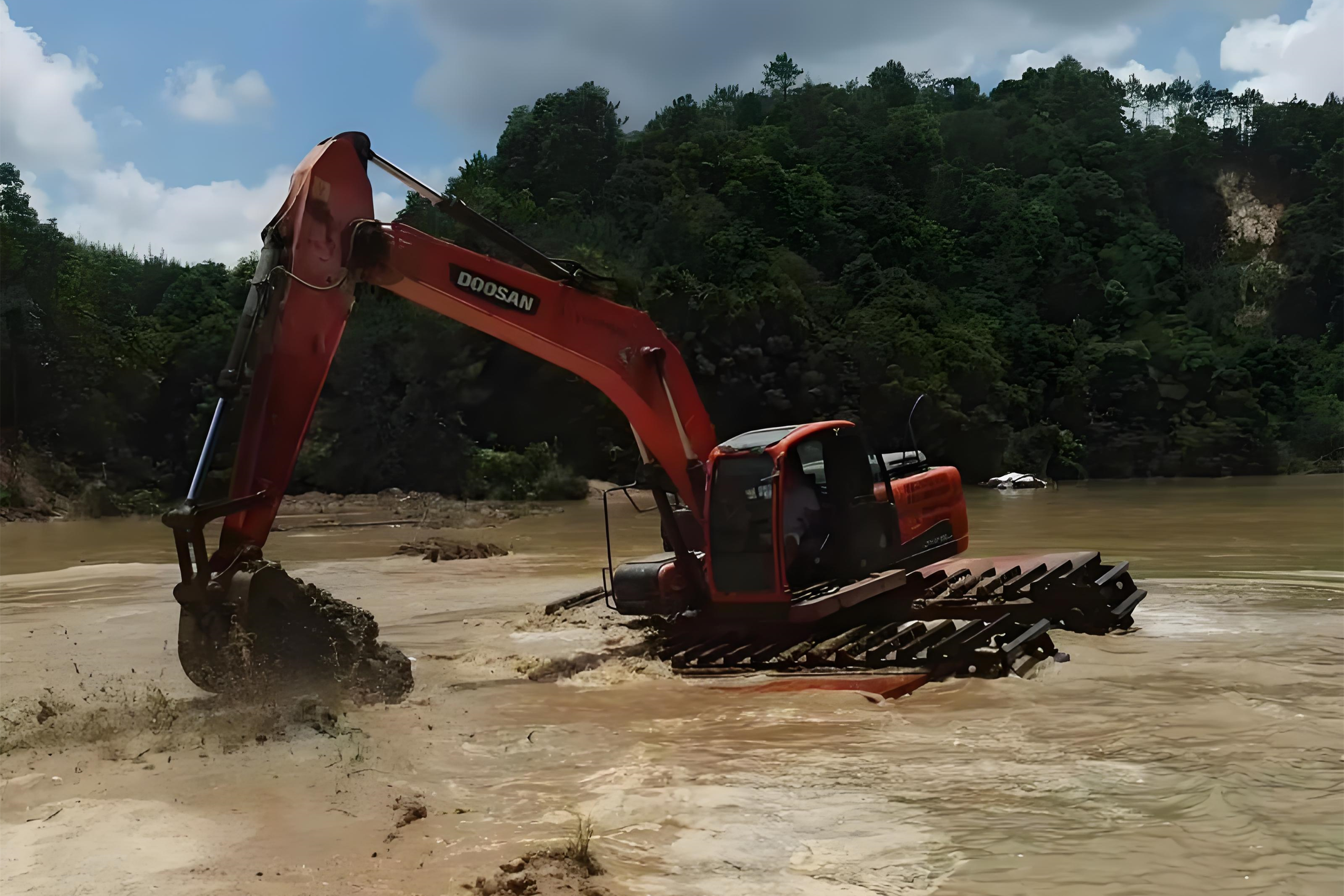 廣西柳州挖機清淤施工隊 - 沼澤清淤用長臂挖機還是短臂好?