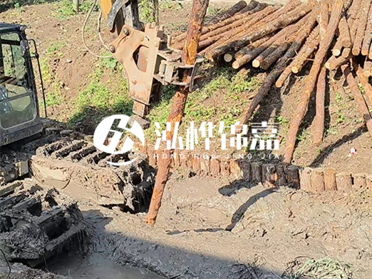 松木樁廠家泓樺錦嘉-原木松木樁的采購(gòu)注意事項(xiàng)?