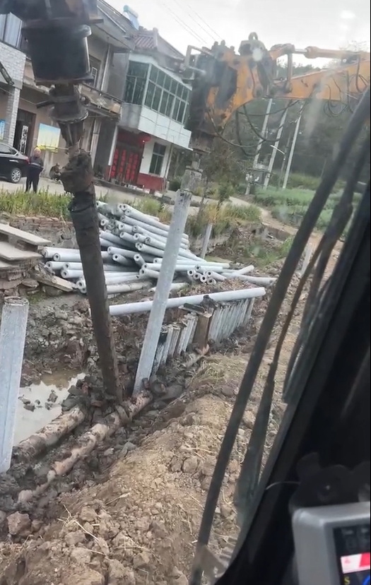 水泥仿木樁廠家泓樺錦嘉-水泥樁打樁是否需要預鉆孔？